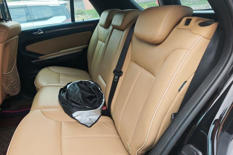 Used Mercedes-Benz M-Class 2010 ML 350 4MATIC Luxury Special Edition Left Rear Seat