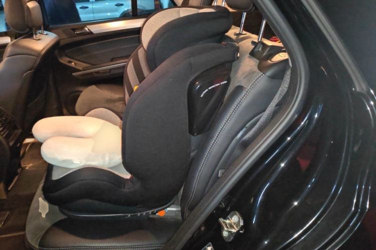 Used Mercedes-Benz M-Class 2010 ML 300 4MATIC Left Rear Seat