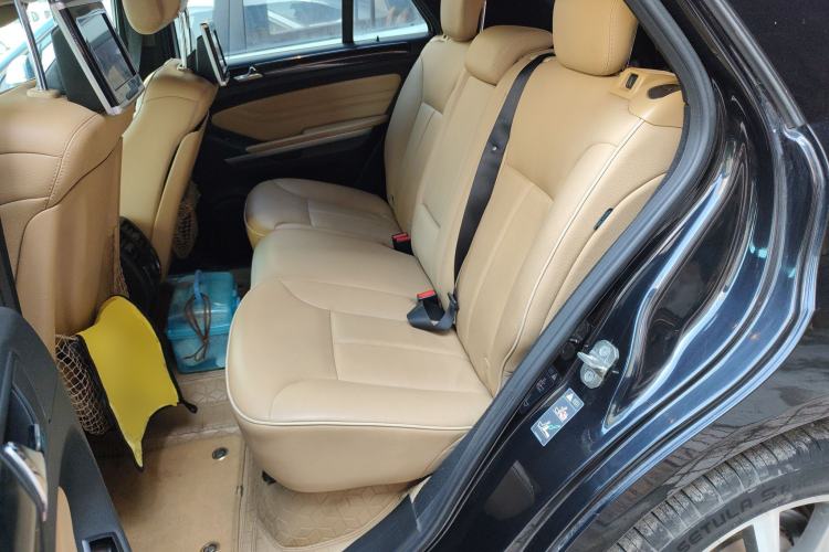 Used Mercedes-Benz M-Class 2010 ML 500 4MATIC Special Edition Left Rear Seat