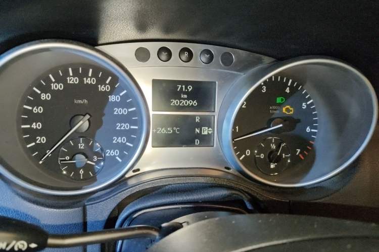 Used Mercedes-Benz M-Class 2010 ML 300 4MATIC Odometer Close Up