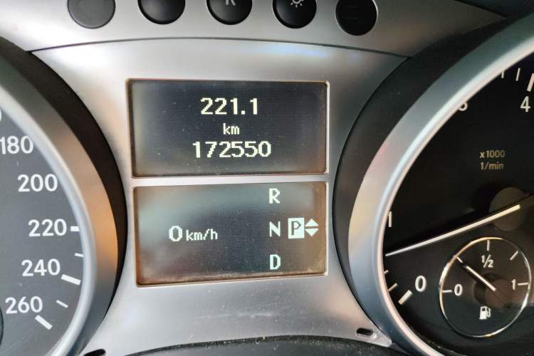 Used Mercedes-Benz M-Class 2010 ML 300 4MATIC Odometer Close Up