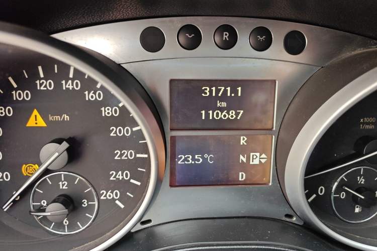 Used Mercedes-Benz M-Class 2010 ML 300 4MATIC Odometer Close Up