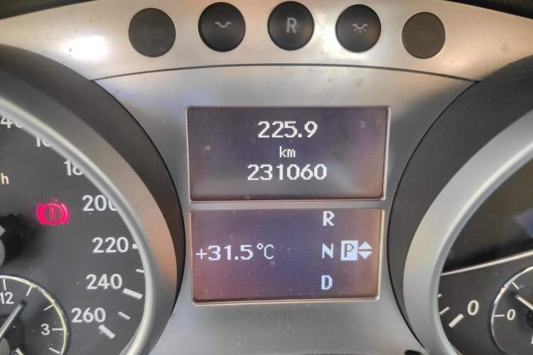 Used Mercedes-Benz M-Class 2010 ML 300 4MATIC Odometer Close Up