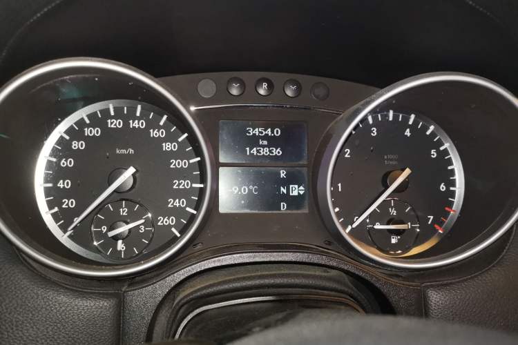 Used Mercedes-Benz M-Class 2010 ML 350 4MATIC Luxury Model Odometer Close Up