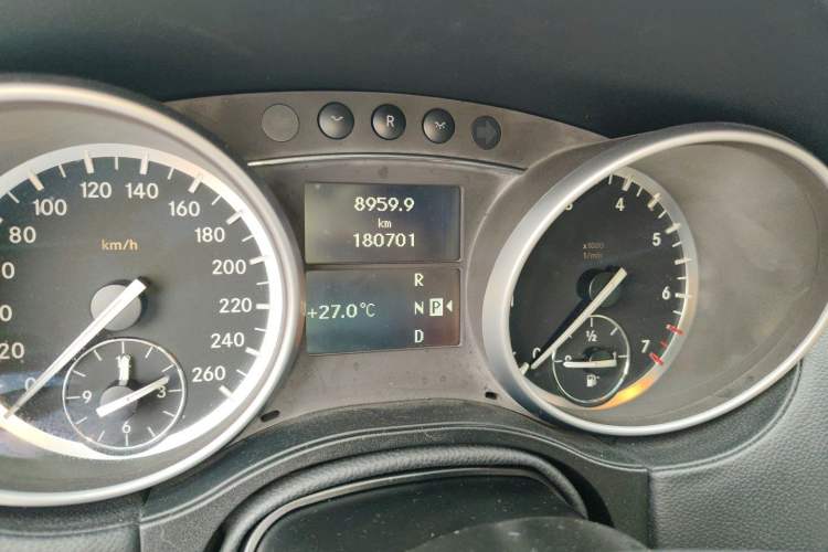 Used Mercedes-Benz M-Class 2010 ML 350 4MATIC Luxury Model Odometer Close Up
