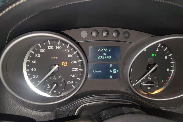 Used Mercedes-Benz M-Class 2010 ML 350 4MATIC Luxury Special Edition Odometer Close Up