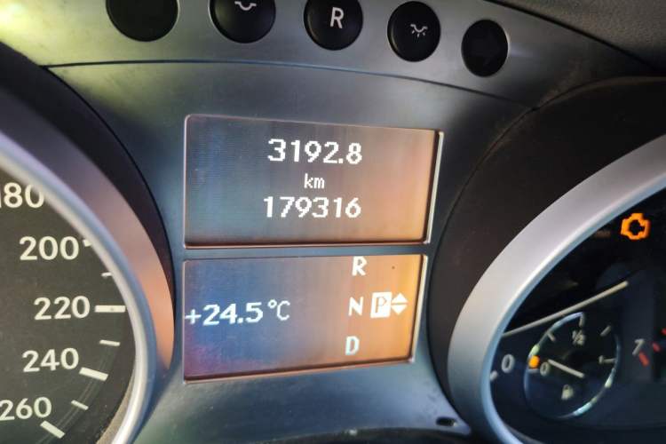 Used Mercedes-Benz M-Class 2010 ML 300 4MATIC Odometer Close Up