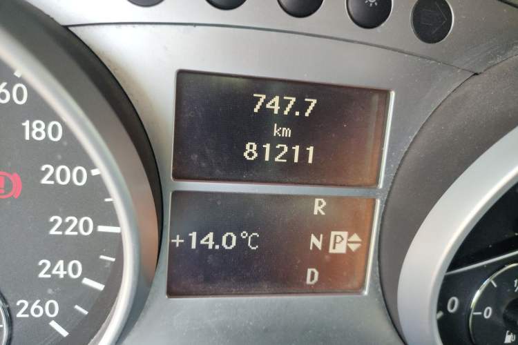 Used Mercedes-Benz M-Class 2010 ML 300 4MATIC Odometer Close Up