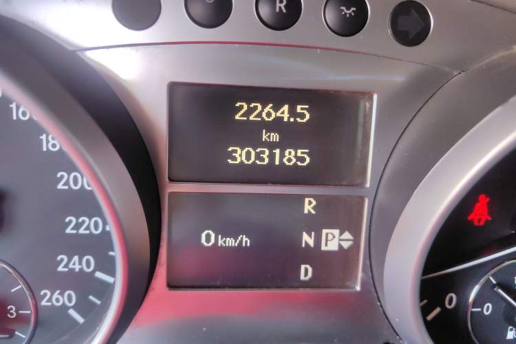 Used Mercedes-Benz M-Class 2010 ML 300 4MATIC Odometer Close Up