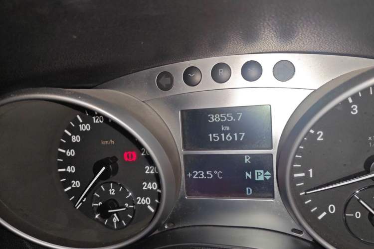 Used Mercedes-Benz M-Class 2010 ML 300 4MATIC Odometer Close Up