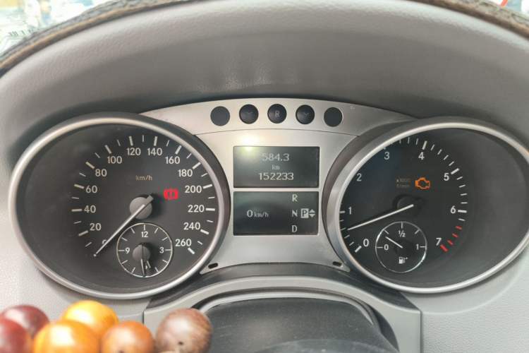 Used Mercedes-Benz M-Class 2010 ML 300 4MATIC Odometer Close Up