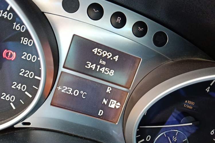 Used Mercedes-Benz M-Class 2010 ML 300 4MATIC Odometer Close Up
