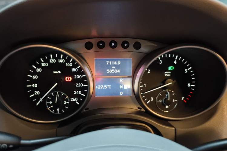 Used Mercedes-Benz M-Class 2010 ML 300 4MATIC Odometer Close Up