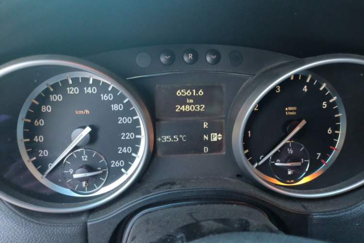 Used Mercedes-Benz M-Class 2010 ML 350 4MATIC Luxury Model Odometer Close Up