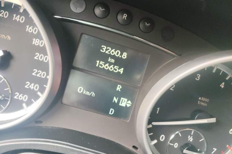 Used Mercedes-Benz M-Class 2010 ML 350 4MATIC Luxury Model Odometer Close Up