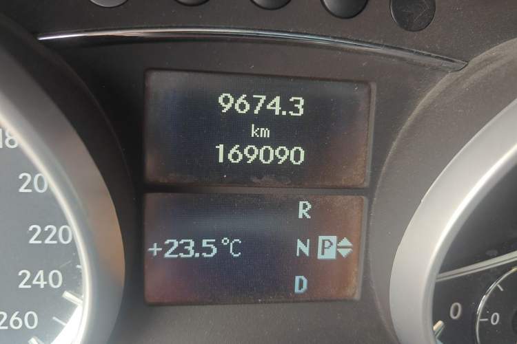 Used Mercedes-Benz M-Class 2010 ML 350 4MATIC Luxury Model Odometer Close Up