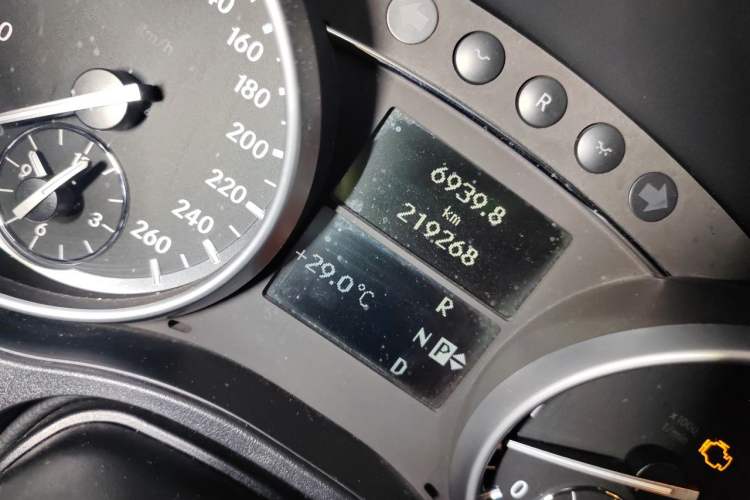 Used Mercedes-Benz M-Class 2010 ML 350 4MATIC Luxury Model Odometer Close Up