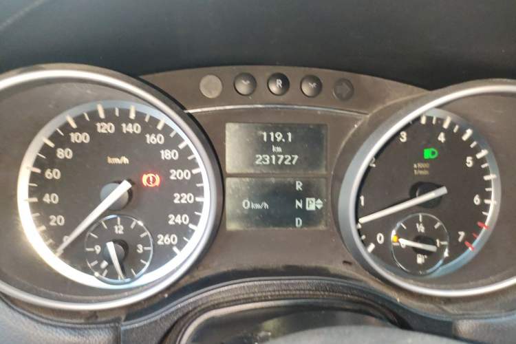 Used Mercedes-Benz M-Class 2010 ML 350 4MATIC Luxury Special Edition Odometer Close Up