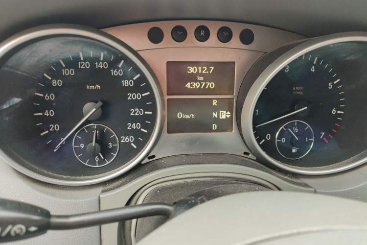 Used Mercedes-Benz M-Class 2010 ML 300 4MATIC Odometer Close Up