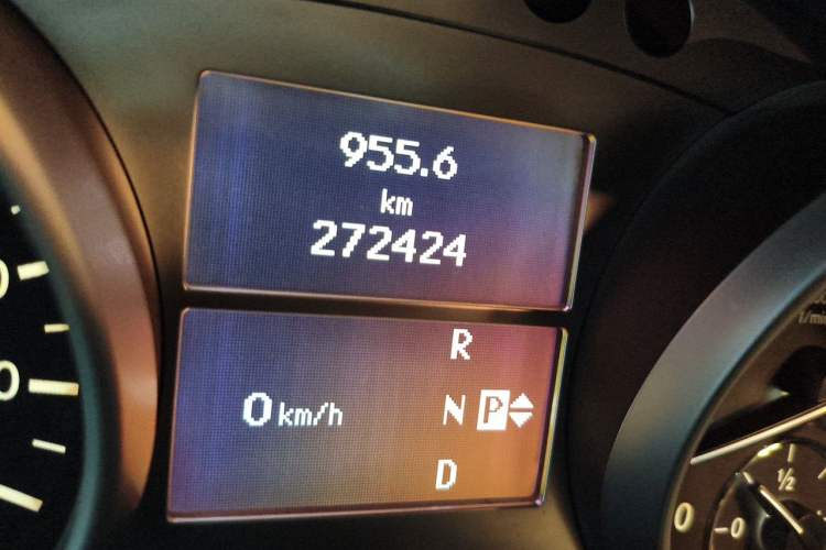 Used Mercedes-Benz M-Class 2010 ML 300 4MATIC Odometer Close Up