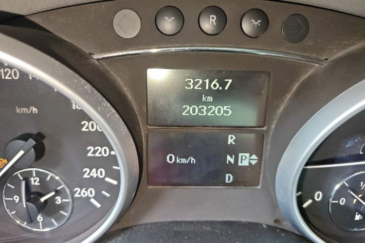 Used Mercedes-Benz M-Class 2010 ML 300 4MATIC Odometer Close Up