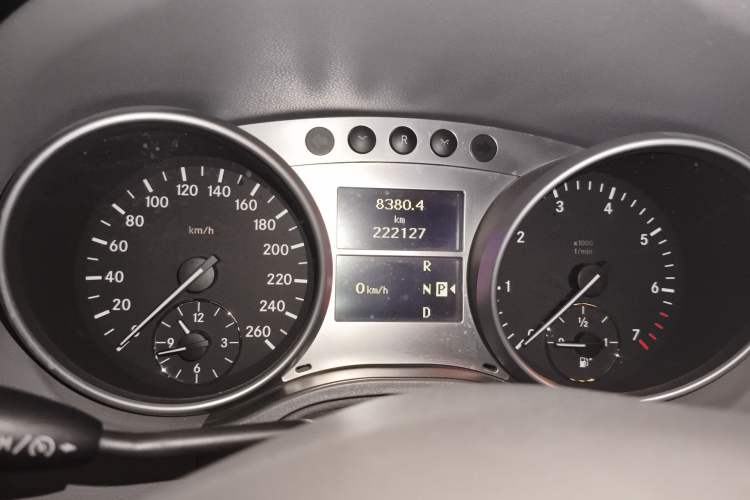 Used Mercedes-Benz M-Class 2010 ML 300 4MATIC Odometer Close Up