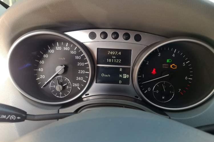 Used Mercedes-Benz M-Class 2010 ML 300 4MATIC Odometer Close Up