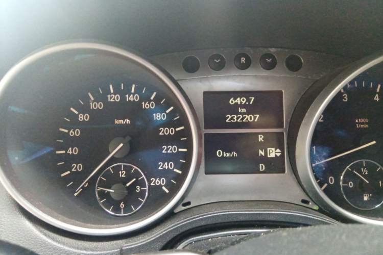 Used Mercedes-Benz M-Class 2010 ML 300 4MATIC Odometer Close Up