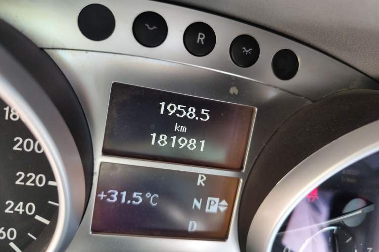 Used Mercedes-Benz M-Class 2010 ML 300 4MATIC Odometer Close Up