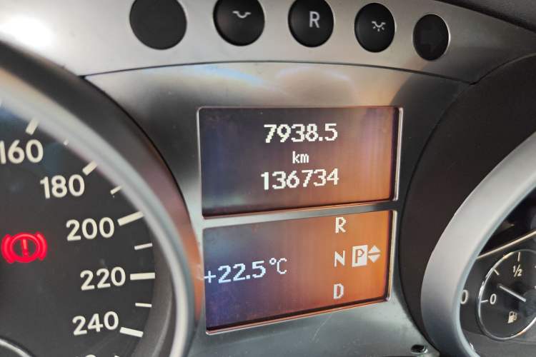 Used Mercedes-Benz M-Class 2010 ML 300 4MATIC Odometer Close Up