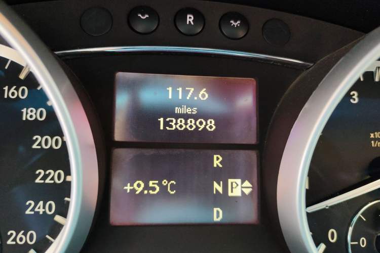 Used Mercedes-Benz M-Class 2010 ML 500 4MATIC Special Edition Odometer Close Up