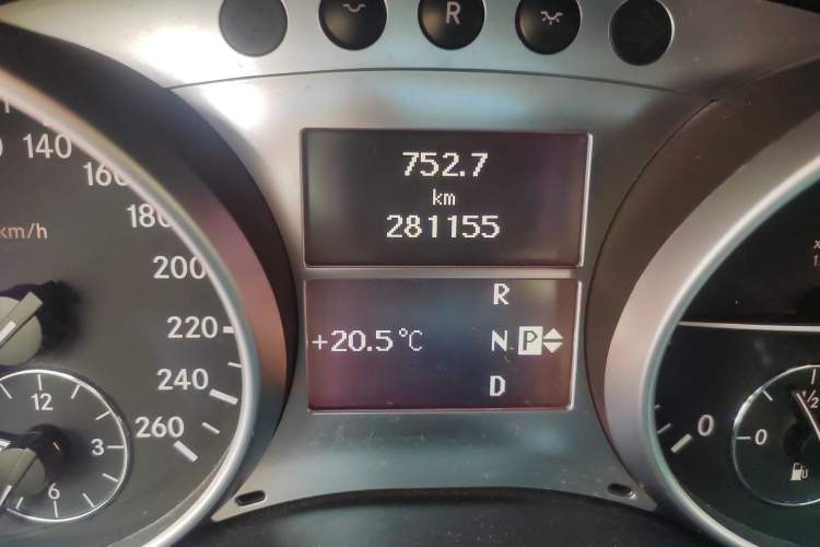 Used Mercedes-Benz M-Class 2010 ML 300 4MATIC Odometer Close Up