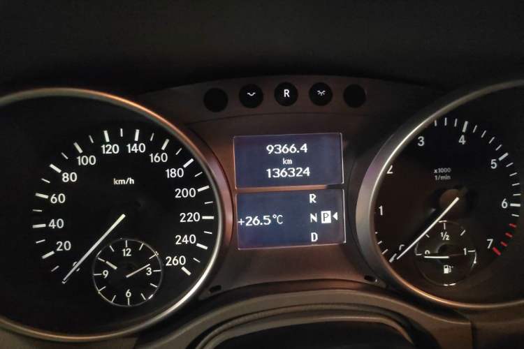 Used Mercedes-Benz M-Class 2010 ML 300 4MATIC Odometer Close Up