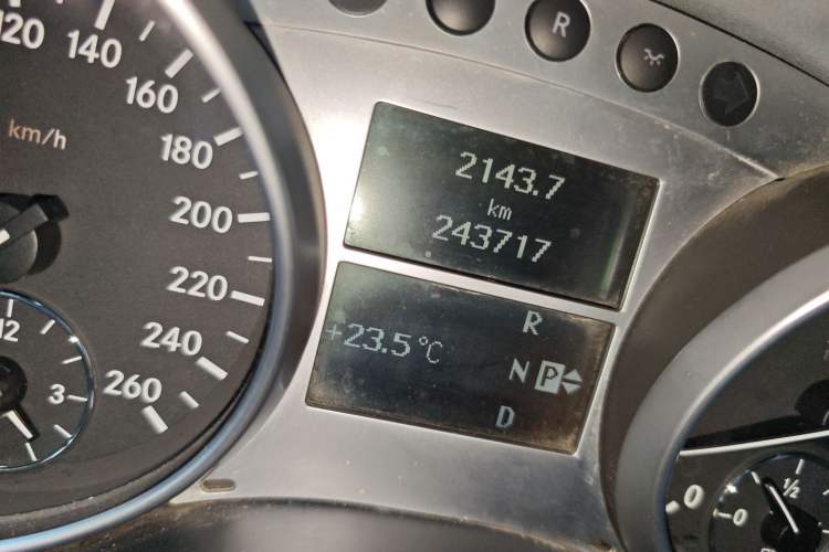 Used Mercedes-Benz M-Class 2010 ML 300 4MATIC Odometer Close Up