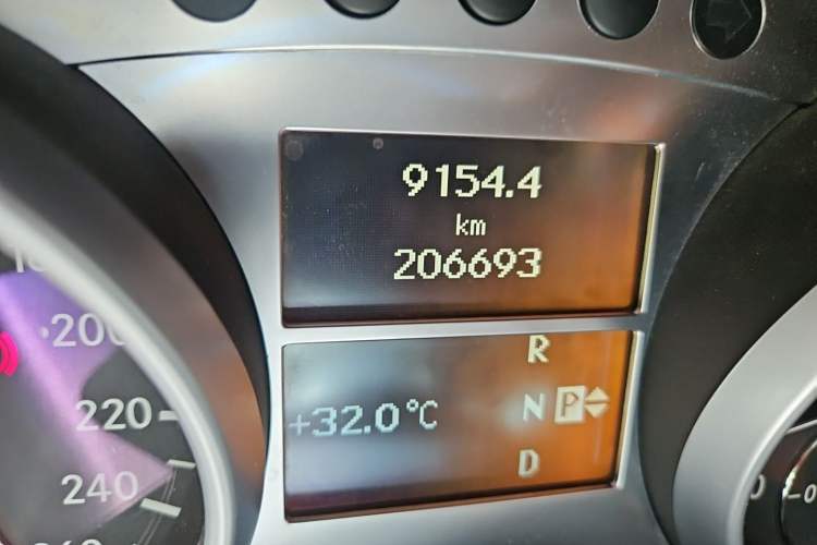 Used Mercedes-Benz M-Class 2010 ML 300 4MATIC Odometer Close Up