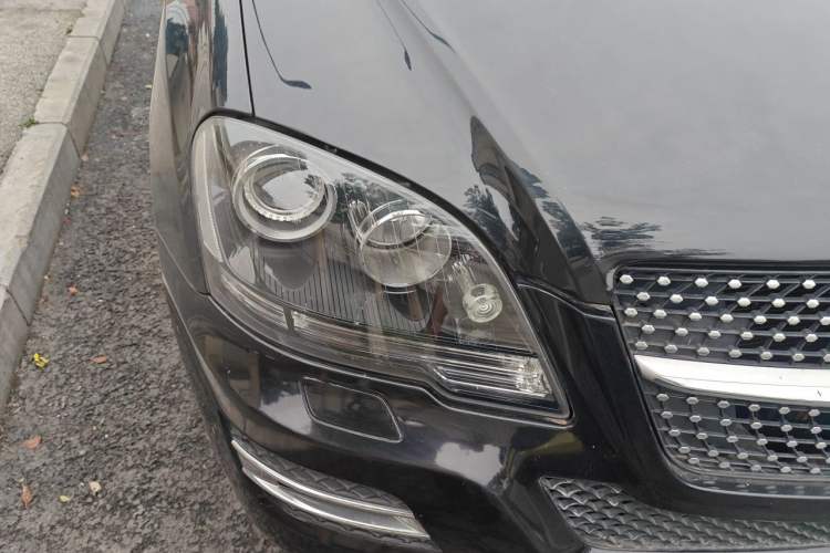 Used Mercedes-Benz M-Class 2010 ML 350 4MATIC Luxury Model Right Front Headlight