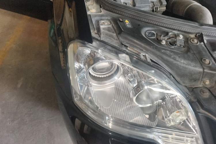 Used Mercedes-Benz M-Class 2010 ML 300 4MATIC Right Front Headlight