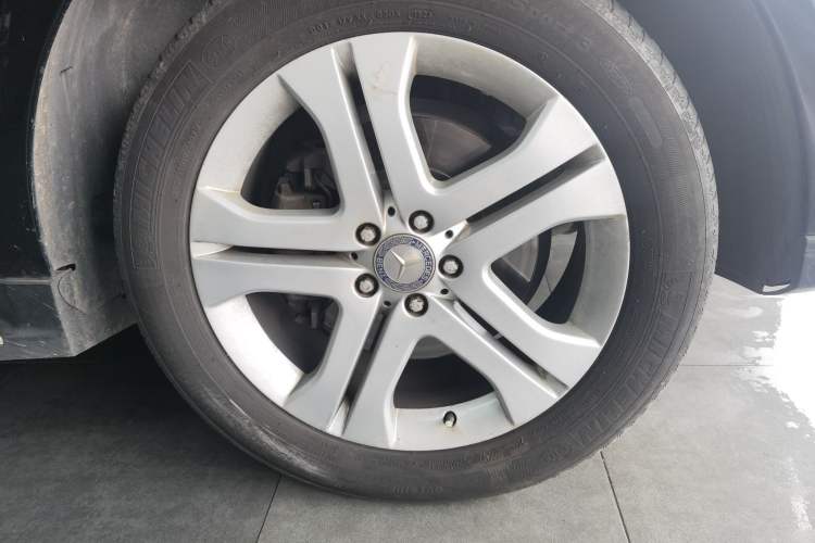 Used Mercedes-Benz M-Class 2010 ML 350 4MATIC Luxury Model Right Front Wheel Hub