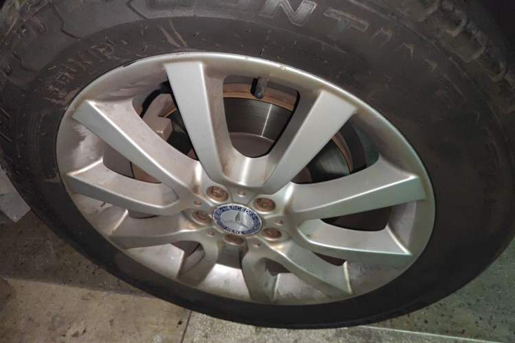 Used Mercedes-Benz M-Class 2010 ML 350 4MATIC Luxury Special Edition Right Front Wheel Hub