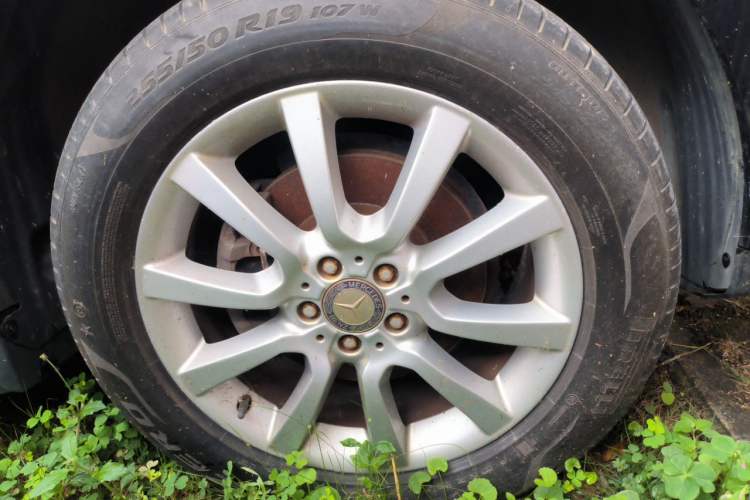 Used Mercedes-Benz M-Class 2010 ML 350 4MATIC Luxury Model Right Front Wheel Hub