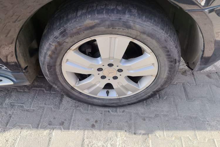 Used Mercedes-Benz M-Class 2010 ML 300 4MATIC Right Front Wheel Hub
