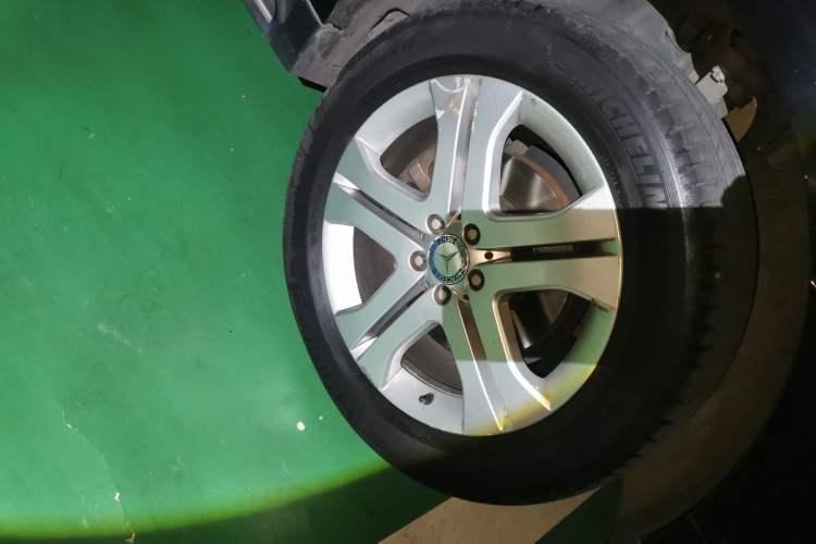 Used Mercedes-Benz M-Class 2010 ML 350 4MATIC Luxury Model Right Front Wheel Hub