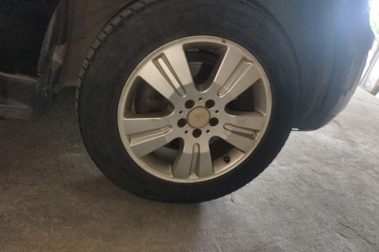 Used Mercedes-Benz M-Class 2010 ML 300 4MATIC Right Front Wheel Hub