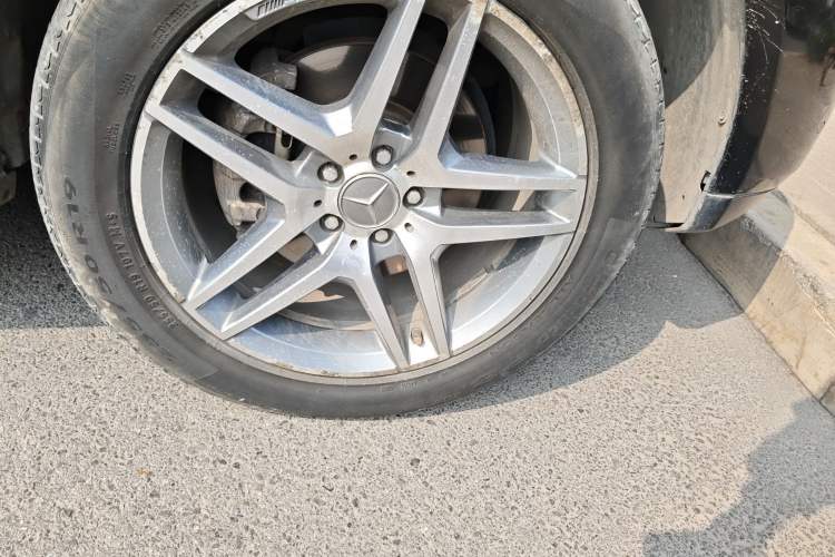 Used Mercedes-Benz M-Class 2010 ML 350 4MATIC Luxury Model Right Front Wheel Hub