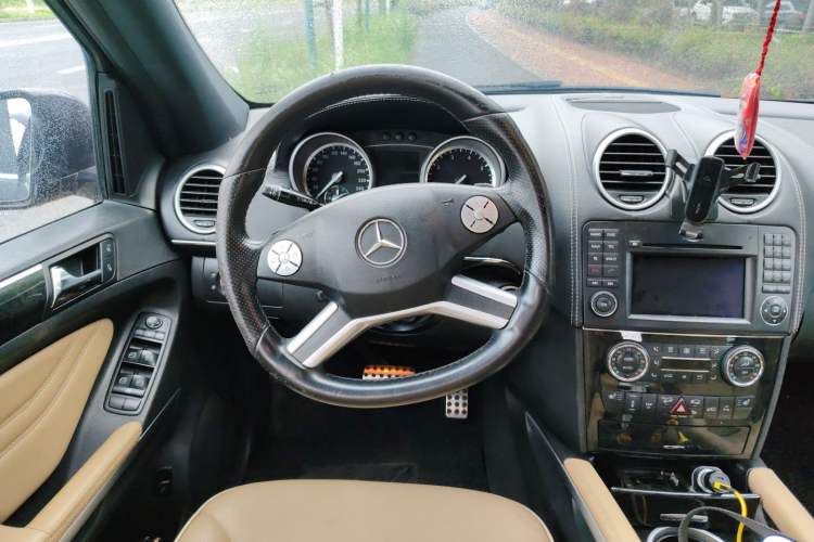 Used Mercedes-Benz M-Class 2010 ML 350 4MATIC Luxury Model Steering Wheel