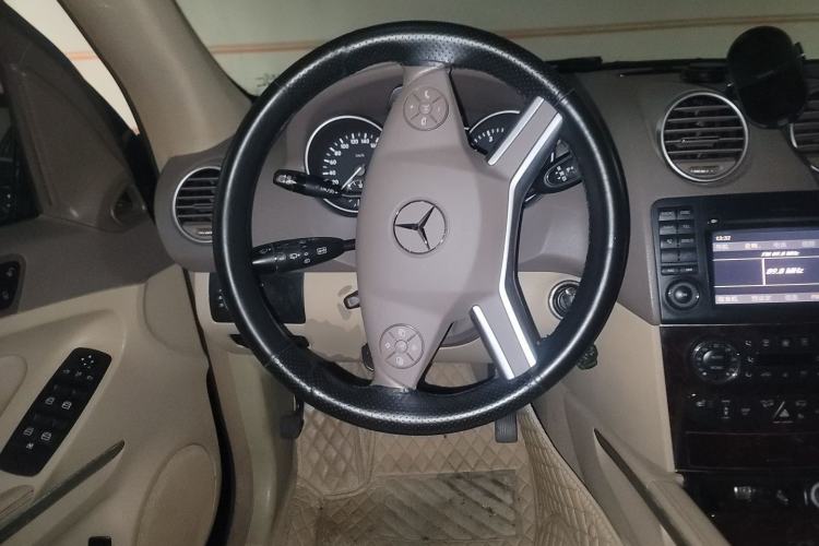 Used Mercedes-Benz M-Class 2010 ML 350 4MATIC Luxury Model Steering Wheel