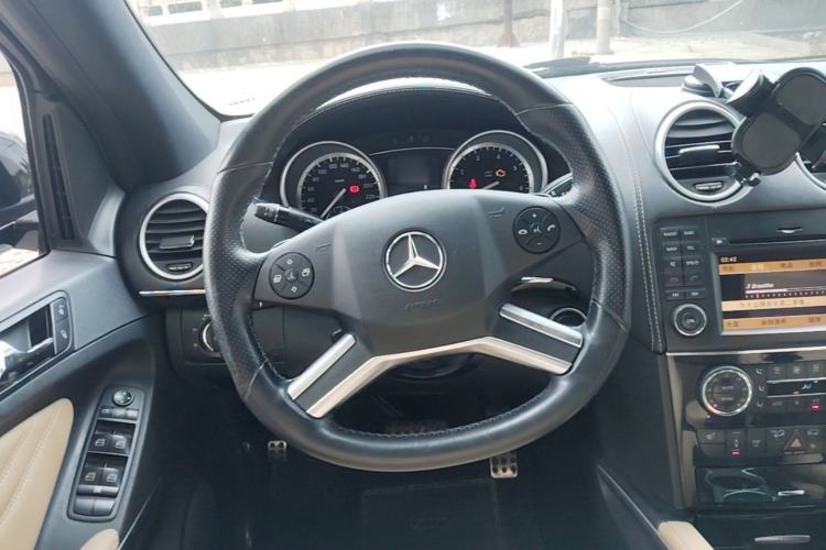 Used Mercedes-Benz M-Class 2010 ML 350 4MATIC Luxury Model Steering Wheel