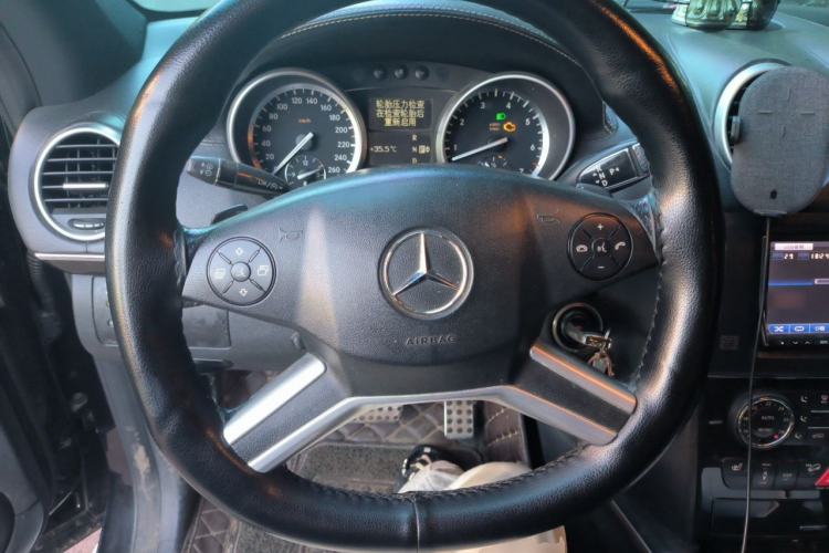 Used Mercedes-Benz M-Class 2010 ML 350 4MATIC Luxury Model Steering Wheel