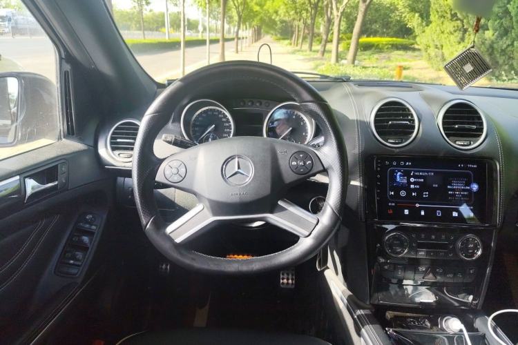 Used Mercedes-Benz M-Class 2010 ML 350 4MATIC Luxury Special Edition Steering Wheel
