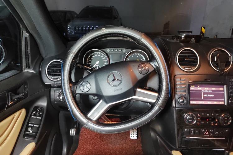 Used Mercedes-Benz M-Class 2010 ML 350 4MATIC Luxury Model Steering Wheel